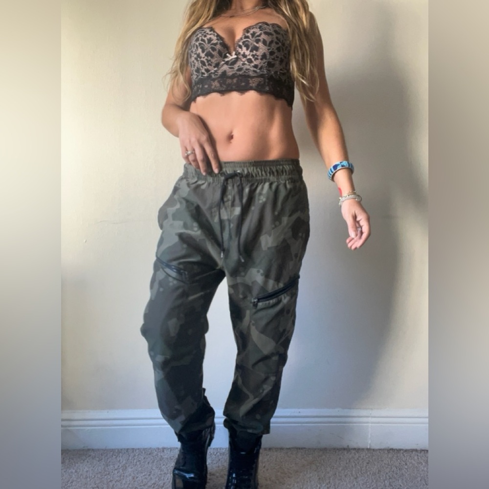 Under Armour Menβs Camo Cargo Jogger PantsππSmall ππ - Picture 10 of 12